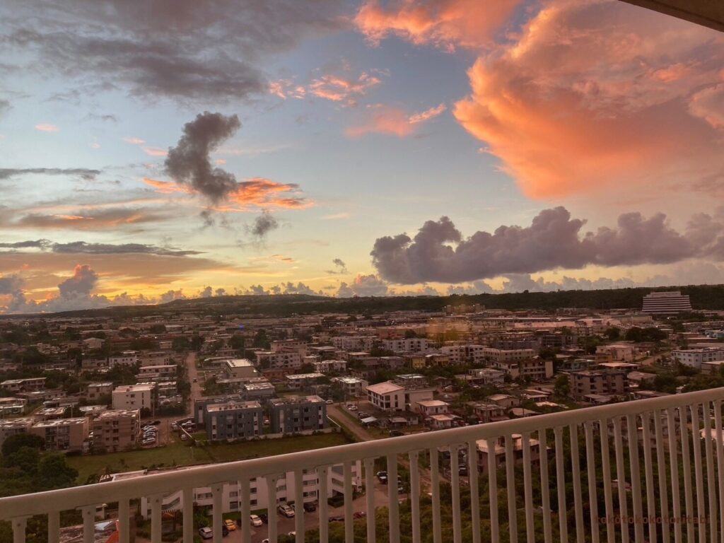 バルコニーからの夕焼けの町並み