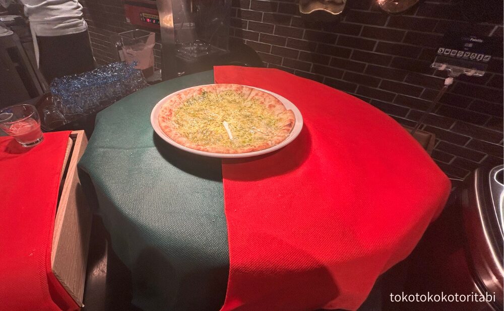 しらすとバジルのピザ はちみつの香り