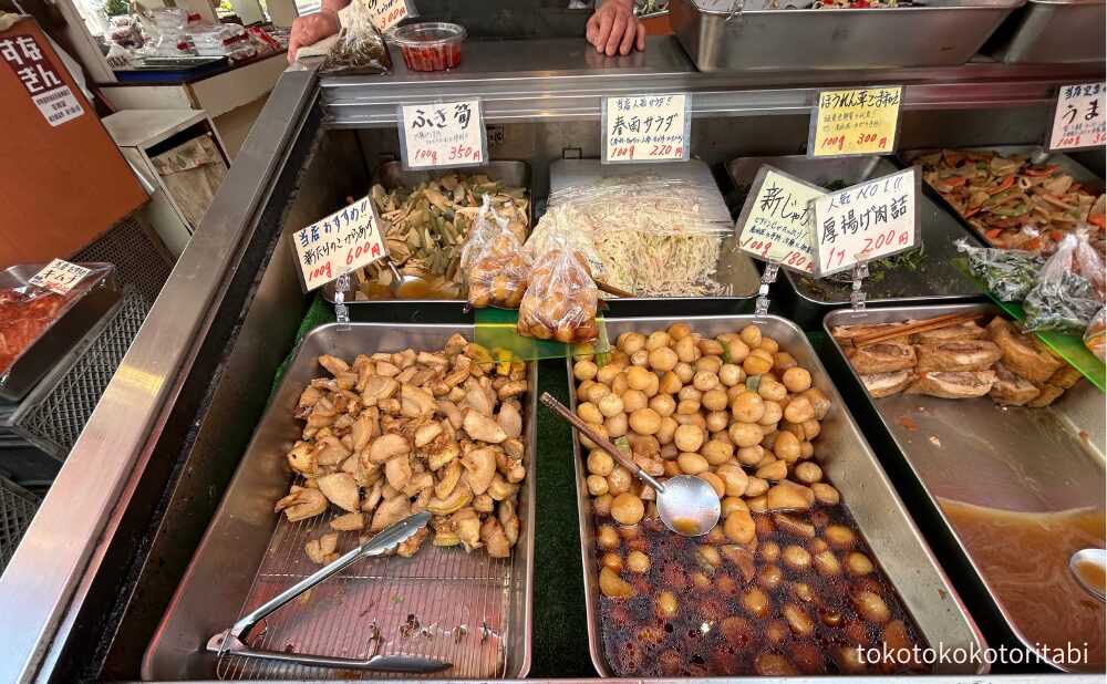 店頭に並ぶ煮物やサラダ