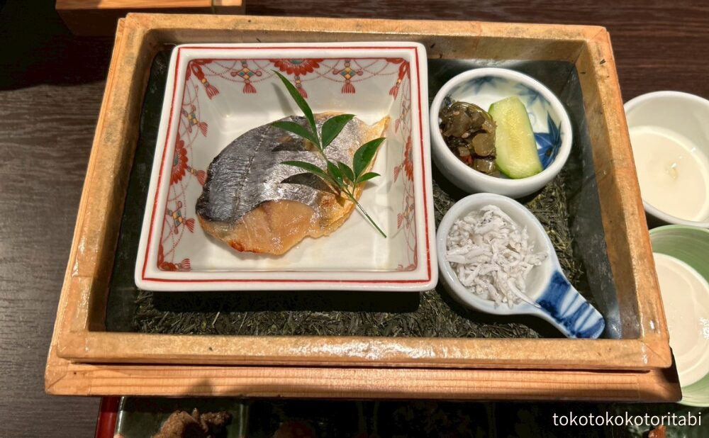 焼き鮭、香の物、しらす