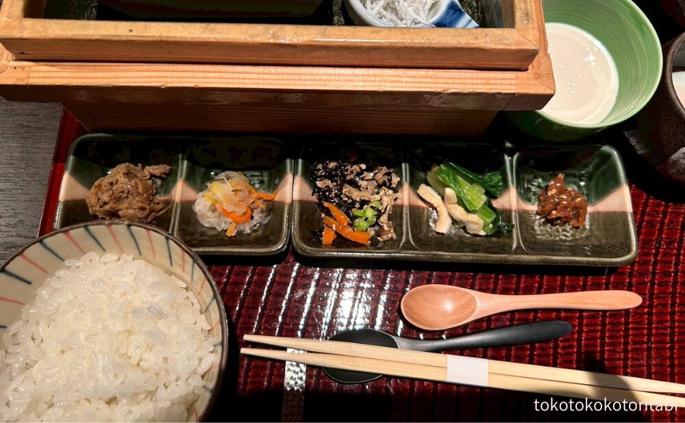 界の牛しぐれ、彩りなます、ひじきの煮物、小松菜と油揚げのお浸し、昆布梅