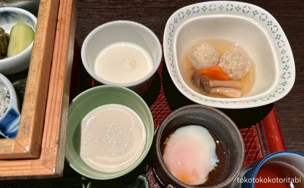 鶏つくね、温泉卵、自家製豆腐、ヨーグルト(右上から)