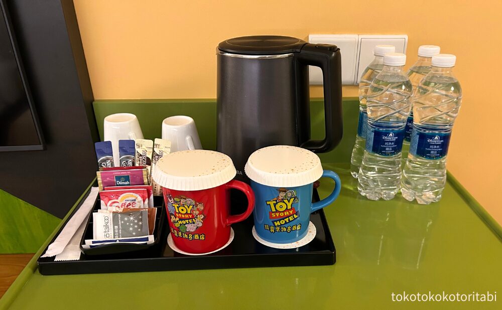 コーヒー・紅茶・コップ・湯沸かし器・お水4本