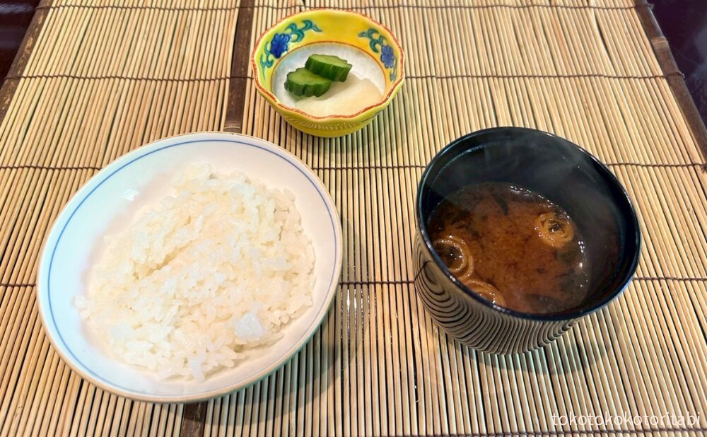 食事：白御飯　香の物　赤出汁
