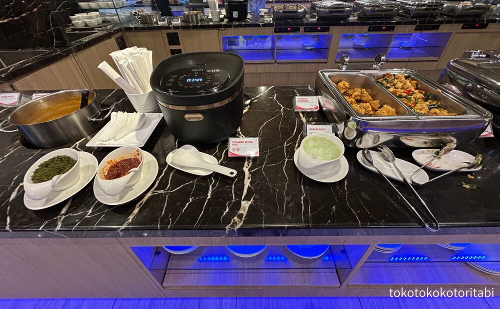 カレー、白米、唐揚げ、鶏肉と卵の炒め物