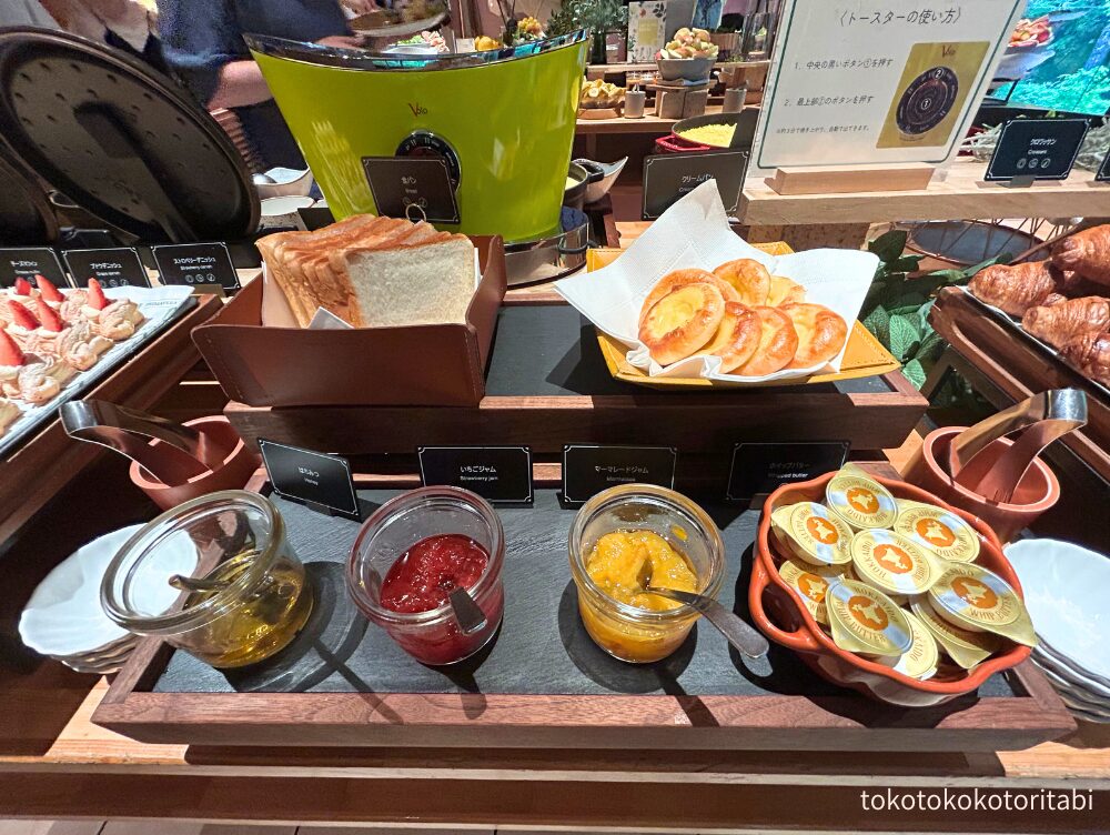 
食パン/クリームパン/はちみつ/いちごジャム/マーマレードジャム/ホイップバター
