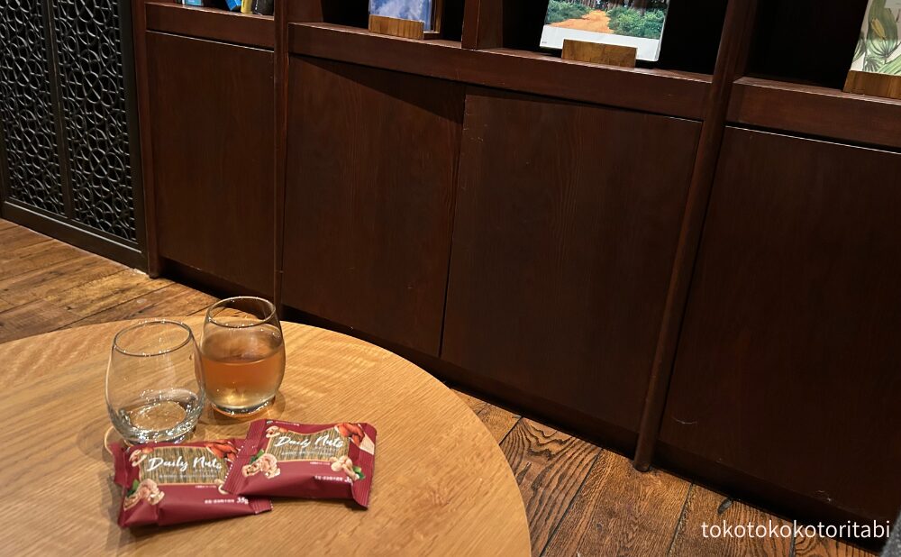 ミックスナッツとハーブティーでのんびり