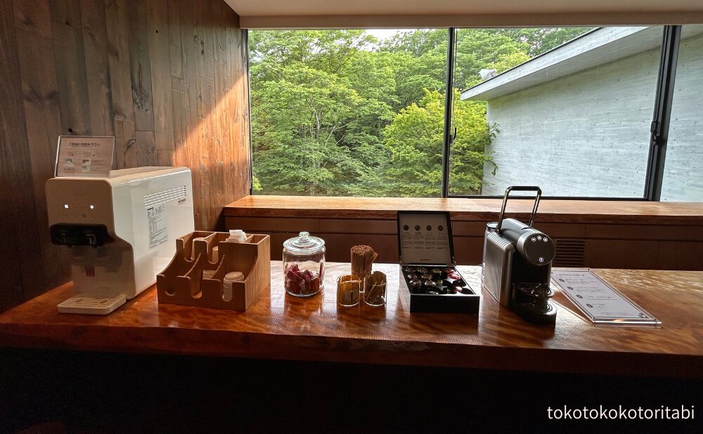 ウォーターサーバー、紅茶のティーバッグ、ビスケット、コーヒーマシン