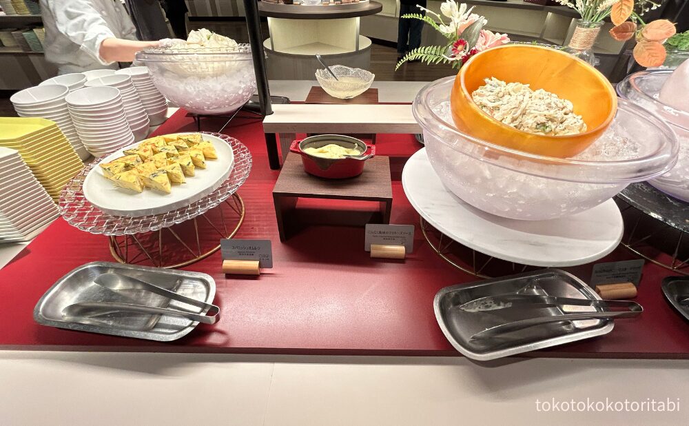スパニッシュオムレツ/にんにく風味のマヨネーズソース/鶏胸肉のマスタードサラダ