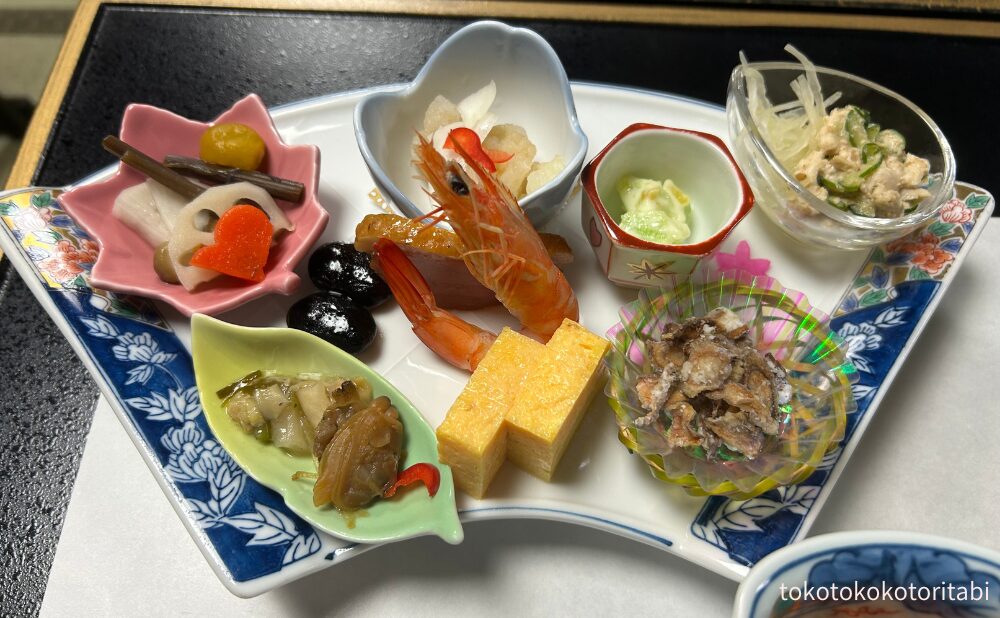 
野菜のマリネ/白身魚と帆立/鶏肉と胡瓜の和え物/わさび風味の数の子/ごぼうチップス/卵焼き/鴨、海老、黒豆/つぶ貝のわさび和え、浅利の生姜煮