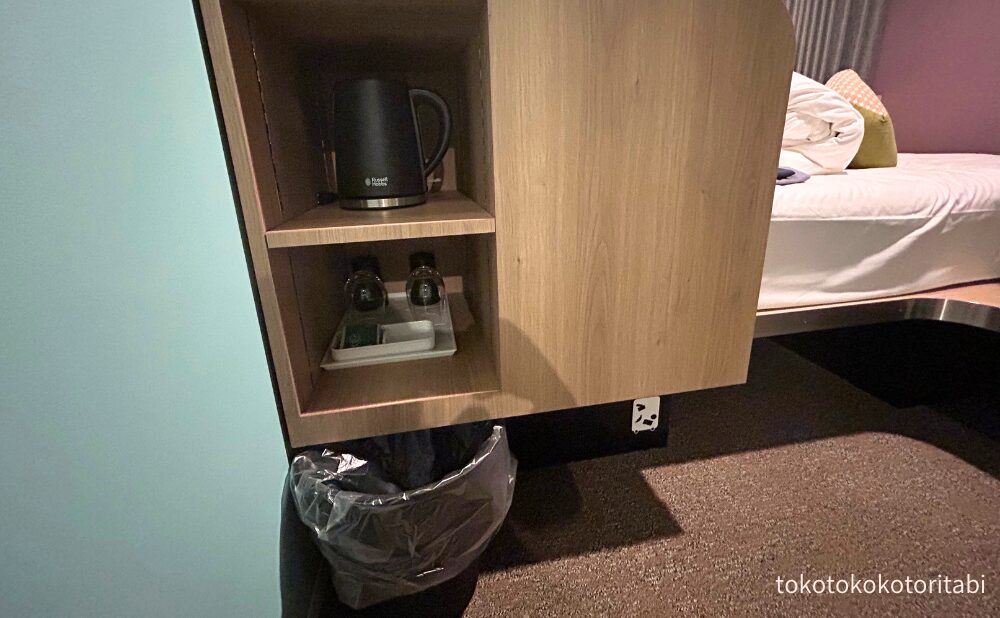 電気ケトル、グラス、コップ、お茶、ゴミ箱