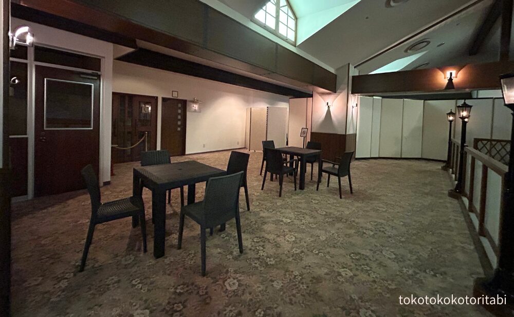 椅子とテーブル