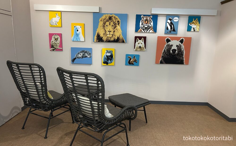 椅子と動物たちの絵