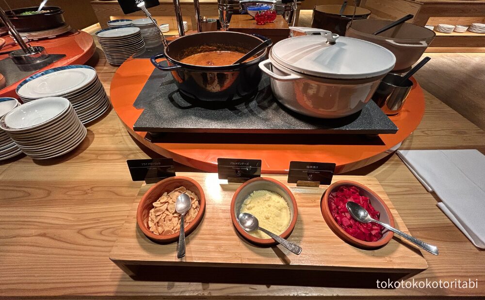 欧風カレー/白飯/フライドガーリック/パルメザンチーズ/福神漬け