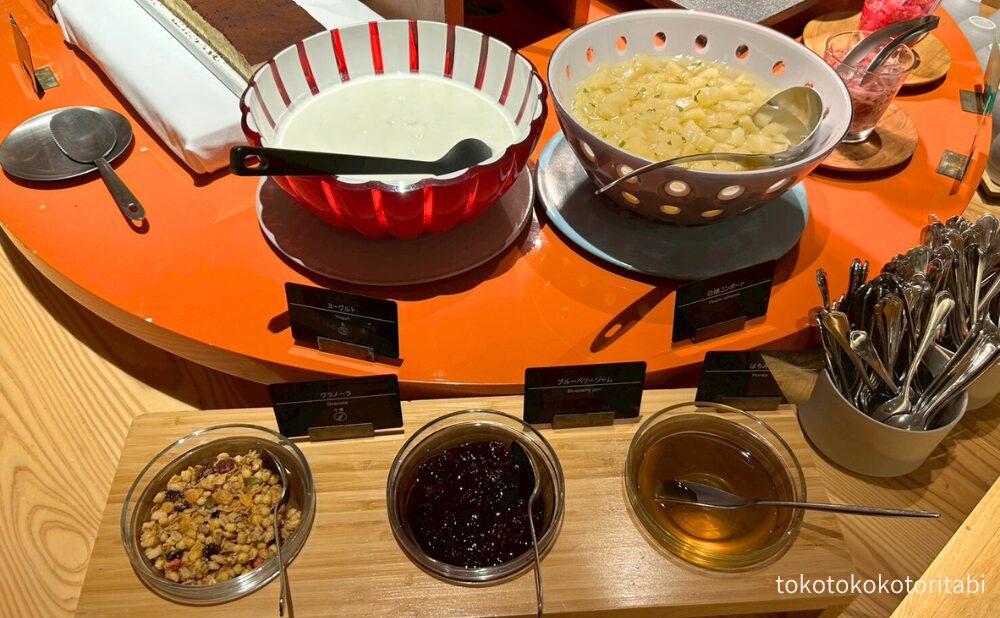 ヨーグルト/白桃コンポート/グラノーラ/ブルーベリージャム/はちみつ