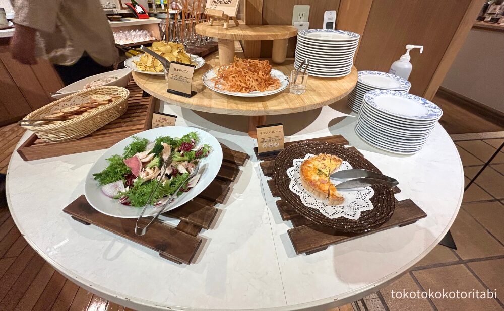 野菜チップス/森林鶏と生ハムのサラダ/キッシュロレーヌ