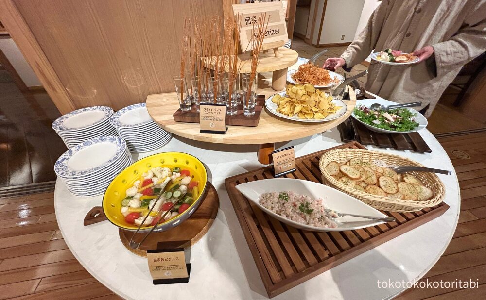 フライドパスタ(ガーリック)/自家製ピクルス/甘エビのタルタル