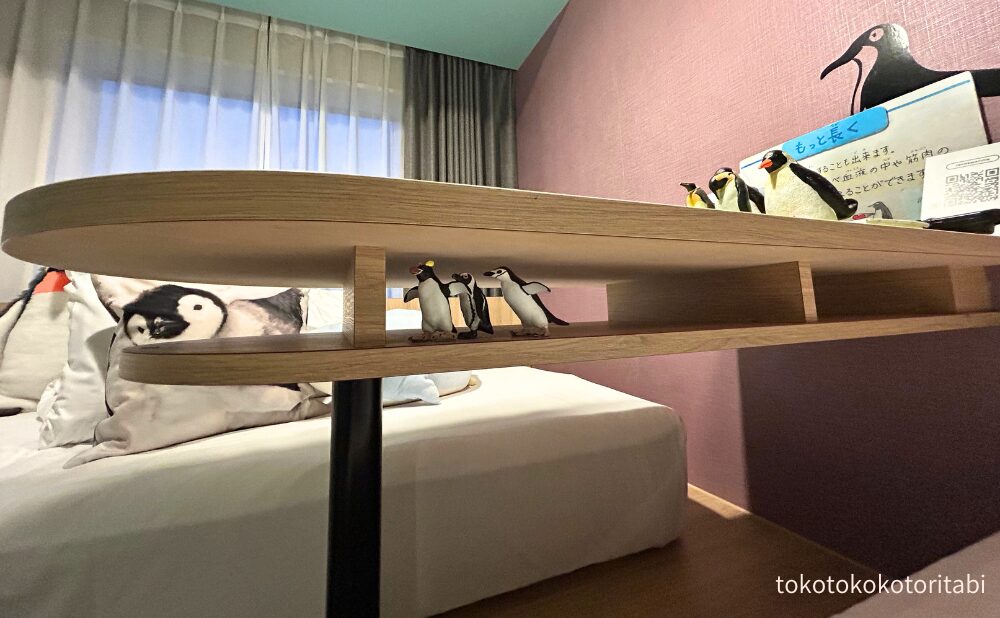 テーブルの下にもペンギン