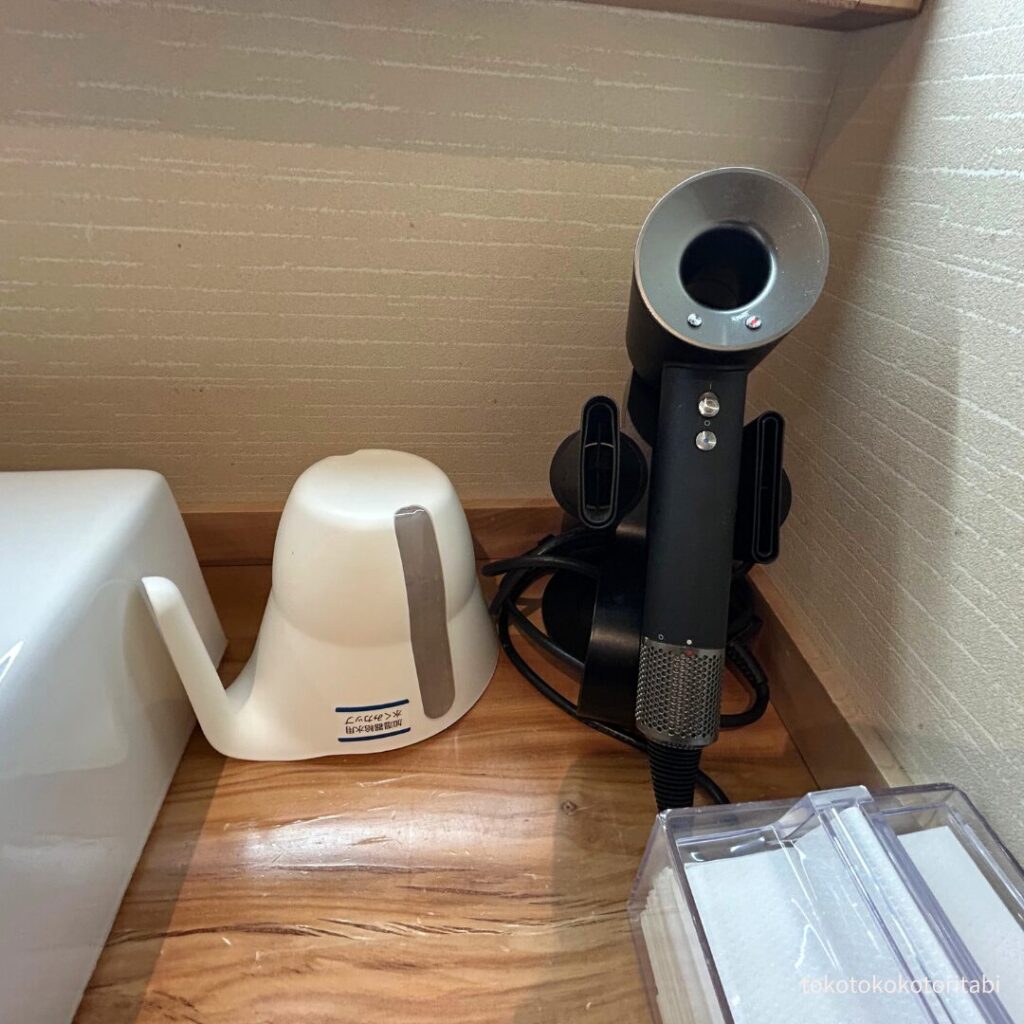 加湿器の水を汲む桶/ダイソンのドライヤー/ペーパータオル