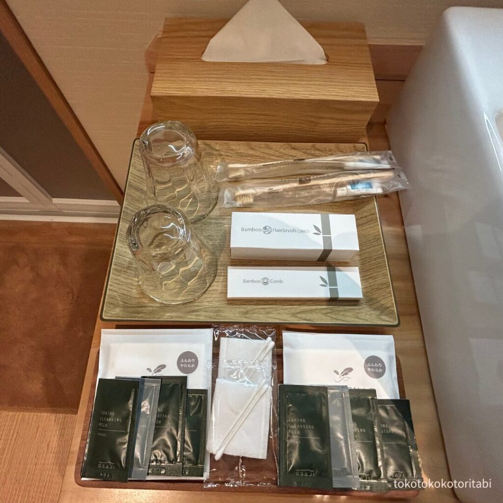 
ティッシュ/グラス/歯ブラシ/ヘアブラシ/くし/コットン/綿棒/クレンジング/洗顔/化粧水/乳液/ボディタオル