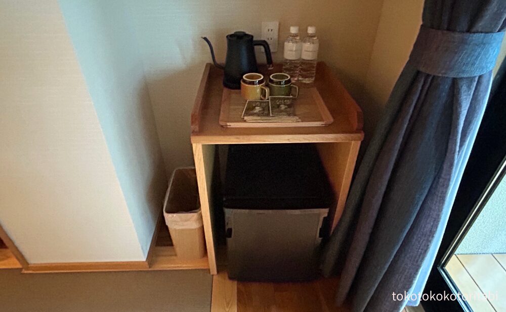 ゴミ箱/冷蔵庫/電気ケトル/ミネラルウォーター/コップ/ココア