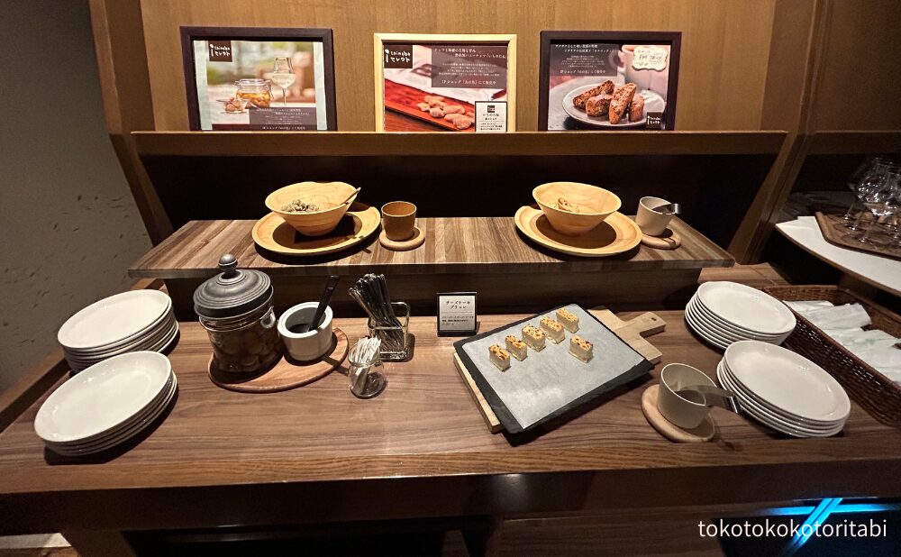 いちのたね(黒コショウ)/ビスコッティ(ドライフルーツ)/舟形マッシュルームピクルス/チーズケーキブリュレ