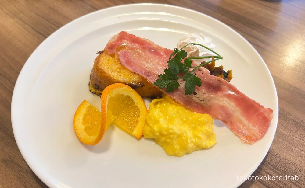 焼きたてフレンチトースト/秋保「森と蜂と」蜂蜜/冬至かぼちゃ/カリカリベーコン/スクランブルエッグ
