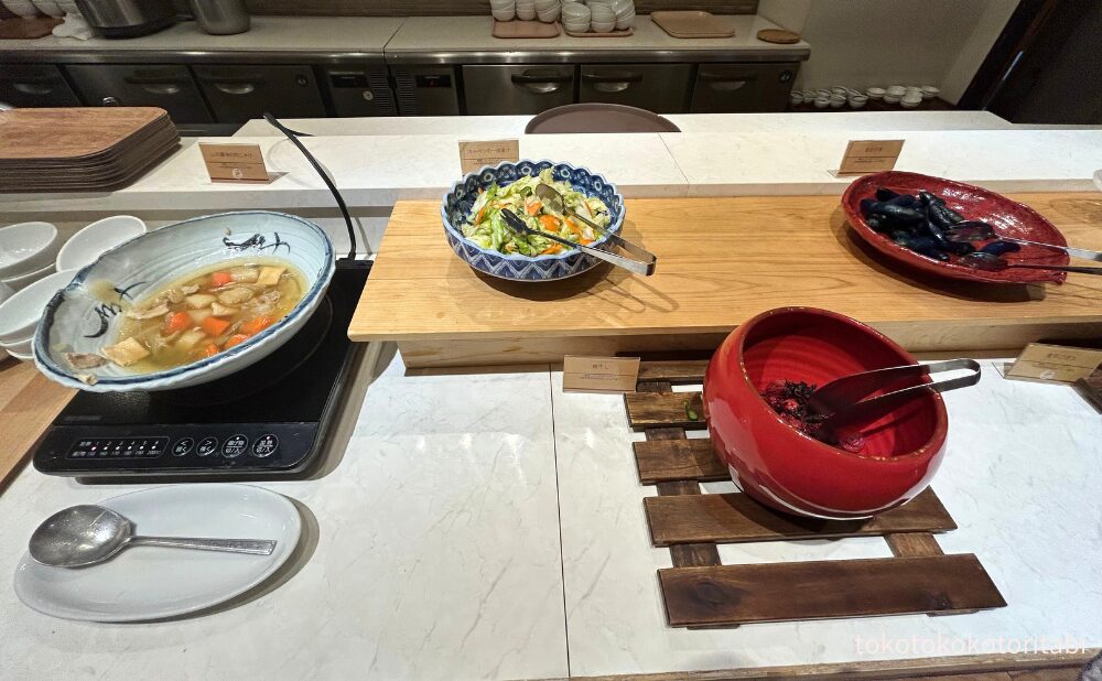 山形醤油で作った肉じゃが/キャベツの一夜漬け/梅干し/茄子漬