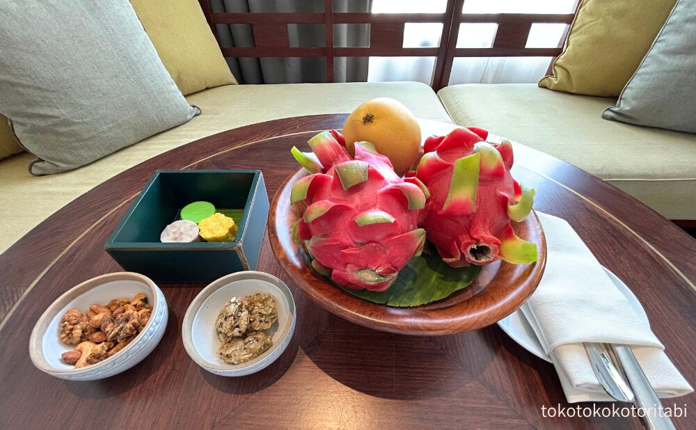 米粉のスイーツ/スパイスのきいたナッツ/グラノーラバーのようなお菓子/ドラゴンフルーツ2つ/マンゴー