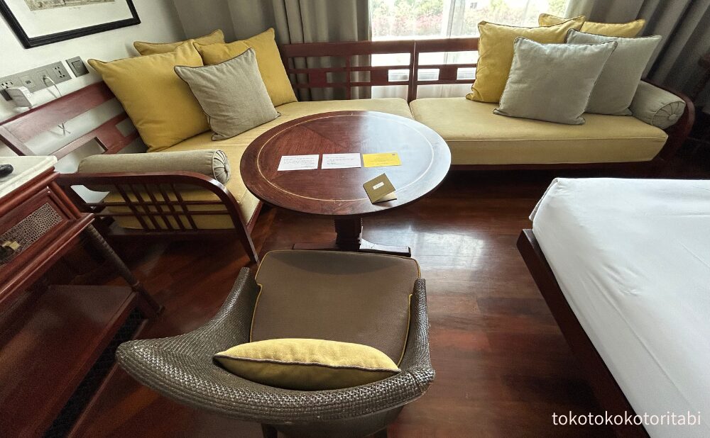 ソファ/丸テーブル/椅子