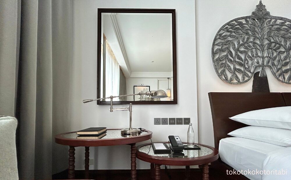 鏡/サイドテーブル/ライト/電話/メモ帳/ミネラルウォーター