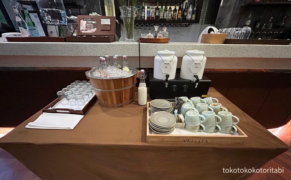 水/クランベリージュース/アップルジュース/マンゴージュース/オレンジジュース/パイナップルジュース/スイカジュース/牛乳/紅茶/コーヒー