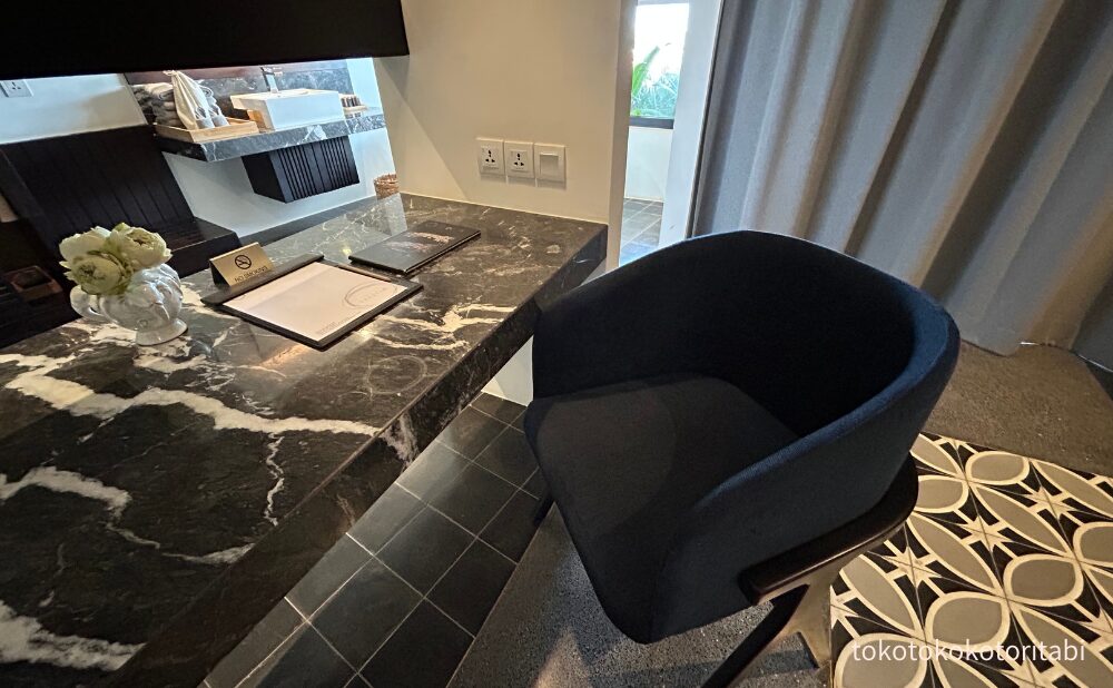 メモ/館内の案内冊子/椅子