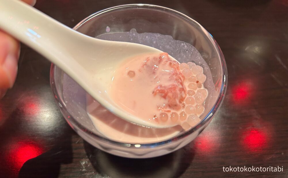 イチゴ風味のタピオカココナッツ