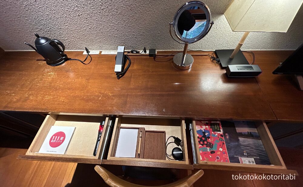 電気ケトル/電話/鏡/スピーカー/111周年記念冊子/懐中電灯/メモ/ボールペン/スピーカーの充電器/『手業の日本旅』/『星野リゾート 界 111の秘密』