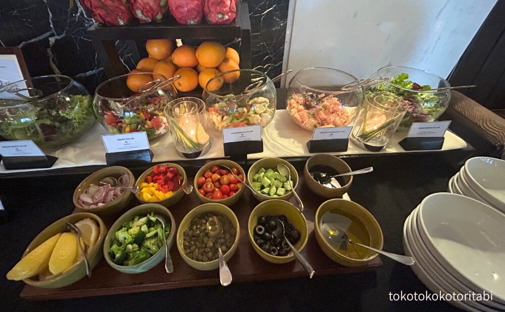 ミックスグリーンサラダ/グリークサラダ/パザネラサラダ/エビトマトサラダ/スライスオニオン/パプリカ/ミニトマト/キュウリ/レモン/ブロッコリー/ケッパー/オリーブ/オリーブオイル