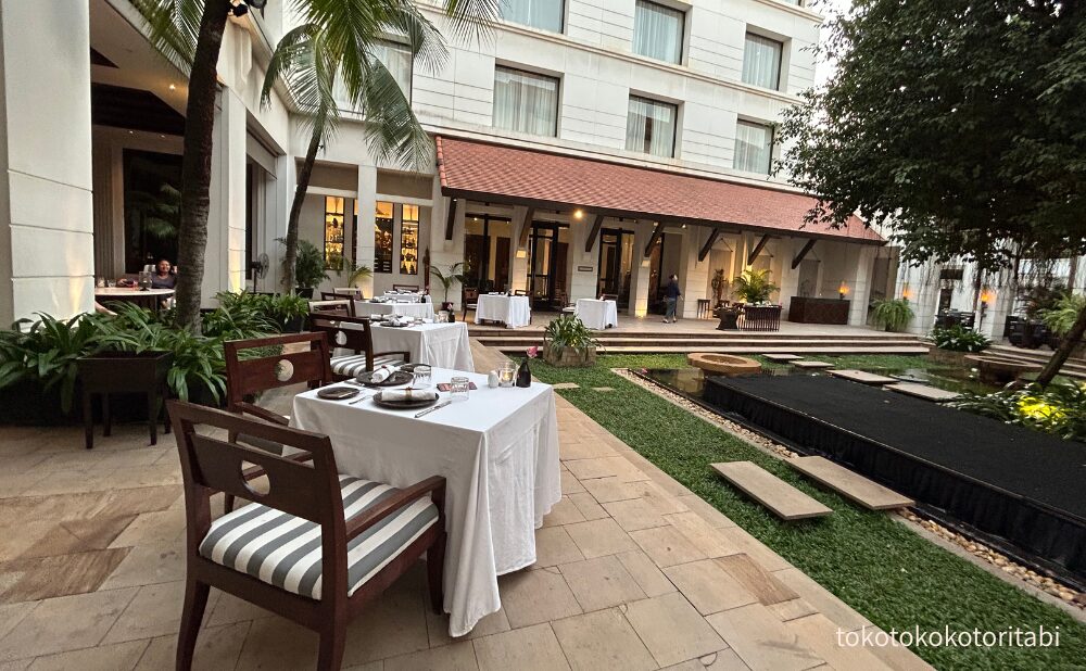 The Dining Roomの外の席