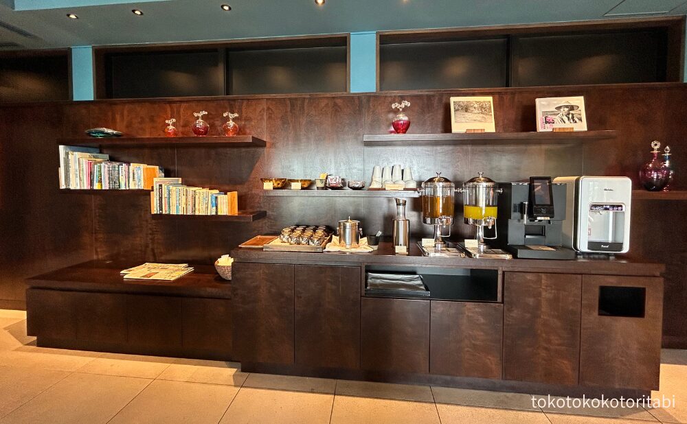 本棚/ドリンク・お菓子コーナー