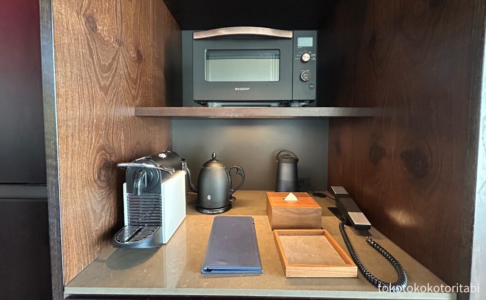 電子レンジ/コーヒーメーカー/電気ケトル/伝票/Bluetoothプレーヤー/ティッシュ/小物入れ/電話