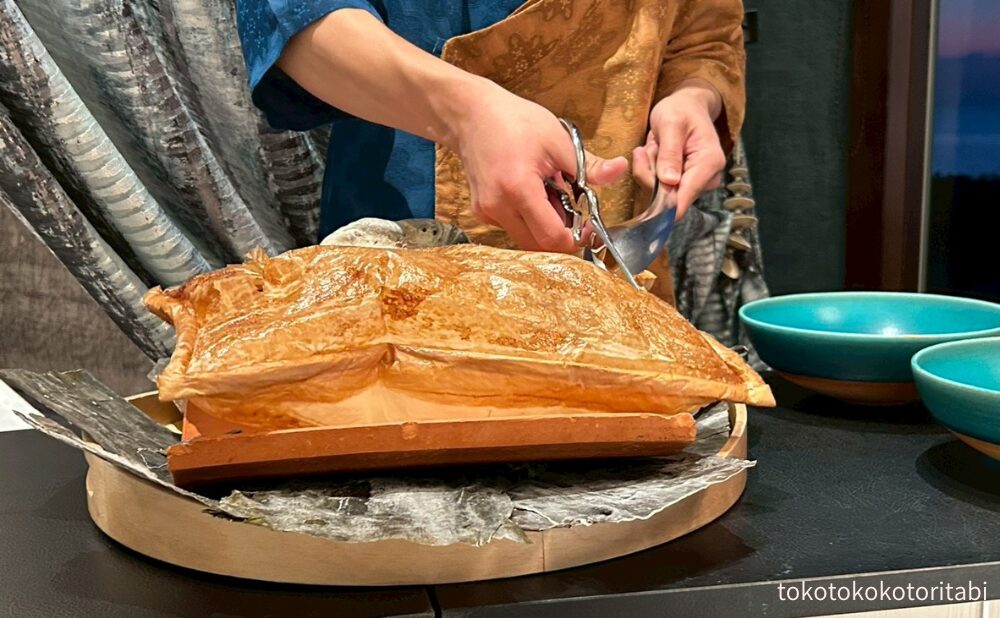 紙包みを開けるところ