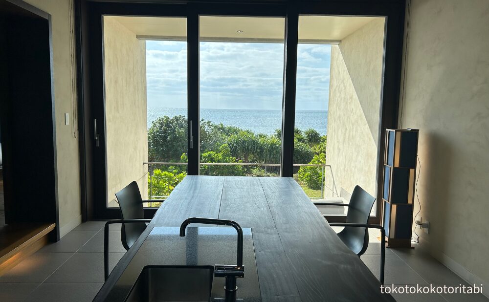 客室のダイニングテーブル