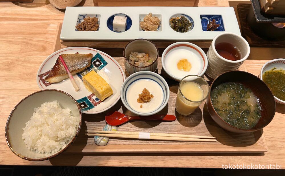 牛しぐれ/椎茸真薯/干瓢胡麻和え/野沢菜昆布/こんぶ梅/西京焼き/玉子焼き/むき身切り干し/豆腐 刻み生姜/ヨーグルト/甘酒オレンジ/白飯/味噌汁
