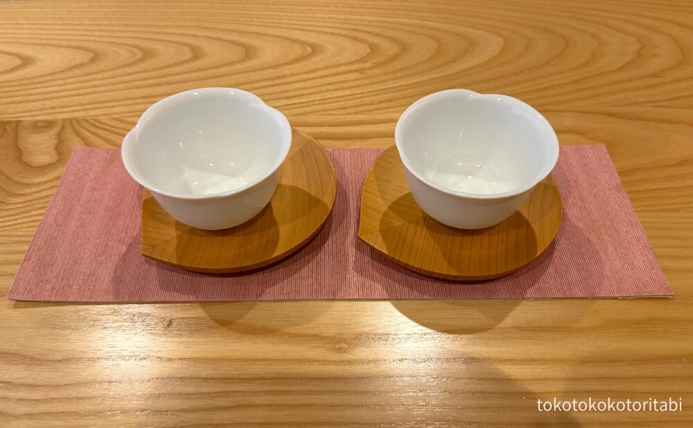 椿の湯呑と葉の茶托