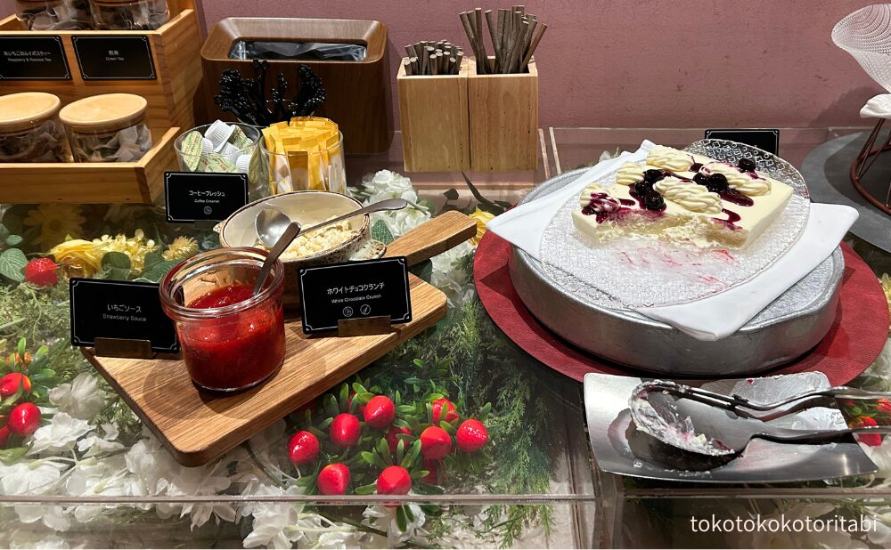 いちごソース/ホワイトチョコクランチ/レアチーズムース