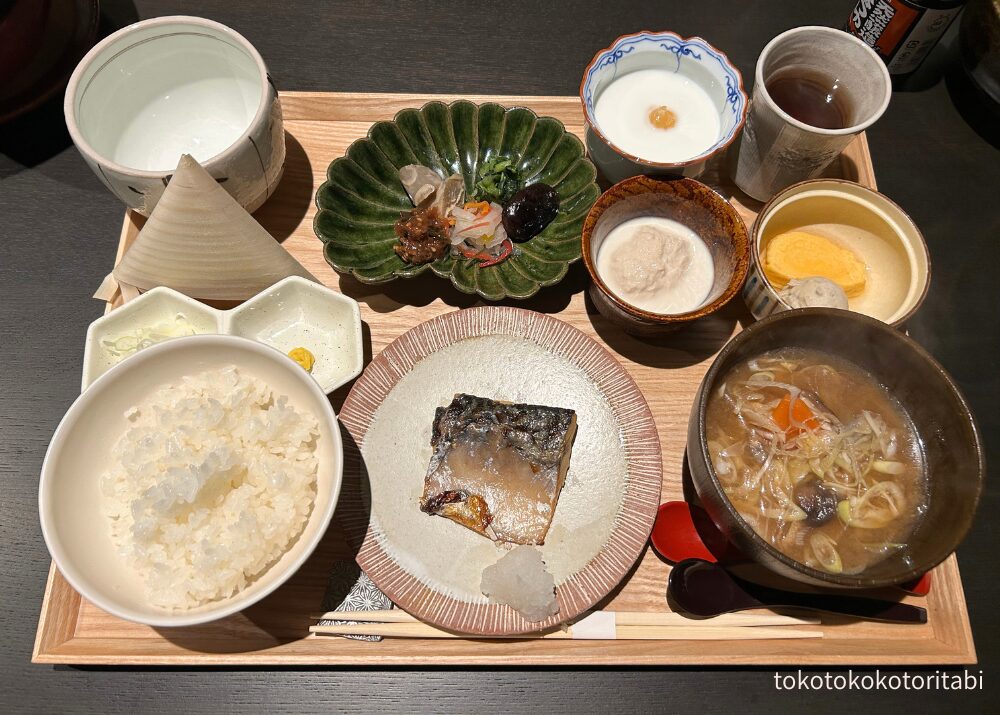 下仁田納豆/利休牛蒡/昆布梅/野沢菜/彩なます/花豆煮/自家製ヨーグルト/ゆば掛け豆富/鶏つくねと玉子焼き/こしね汁/さば焼き漬け/白飯